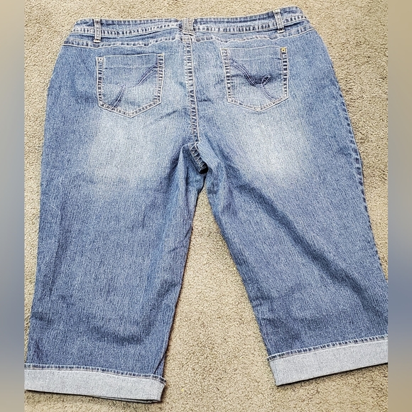 Fashion Bug size 28W Capris - Picture 2 of 2